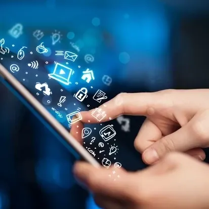 SmartCloud-Vorfallmanagement auf einem Tablet: eine Fingerberührung löst eine Benachrichtigungskette über Telegram- und SMS-Symbole aus