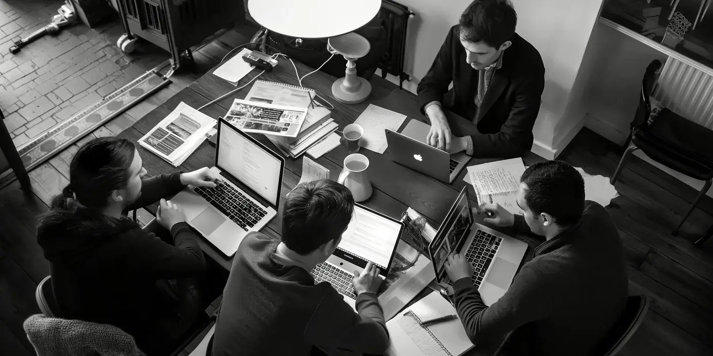 Drei SunPeak-Ingenieure arbeiten gemeinsam an Laptops an einem Tisch